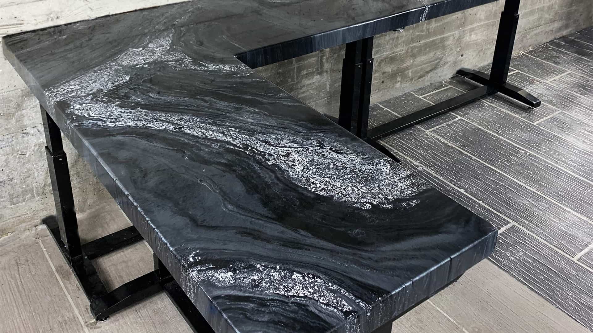 Tamna kuhinjska površina s valovitim mineralnim efektom